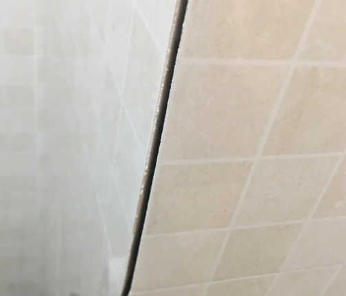 钦州市瓷砖空鼓维修公司分享阳台瓷砖脱落的修复过程可以分为以下几个步骤