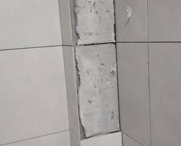 钦州市瓷砖空鼓维修公司分享下瓷砖施工前基层浇水润湿程度不足，可能导致以下问题